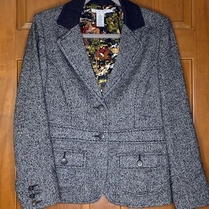 Beautiful blazer by Cabi with stylish details!